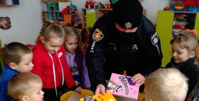 На Рівненщині поліцейський купив за «ковідну» тисячу книжки дошкільнятам